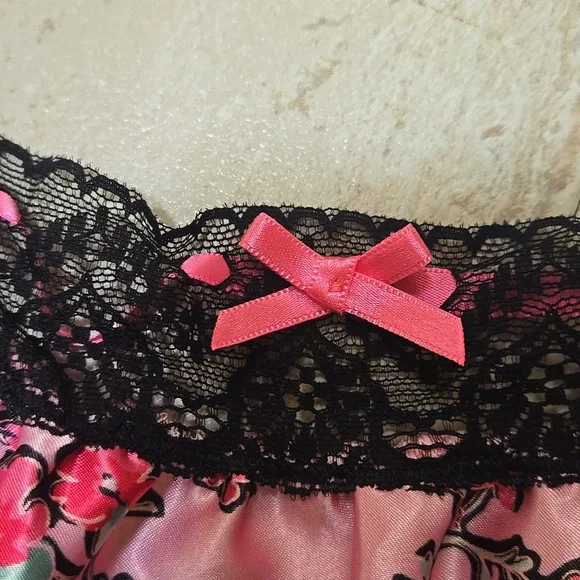 NWT Betsey Johnson Intimates Unique & Elegant Pink Floral/Black Lace Nightie - Picture 5 of 11